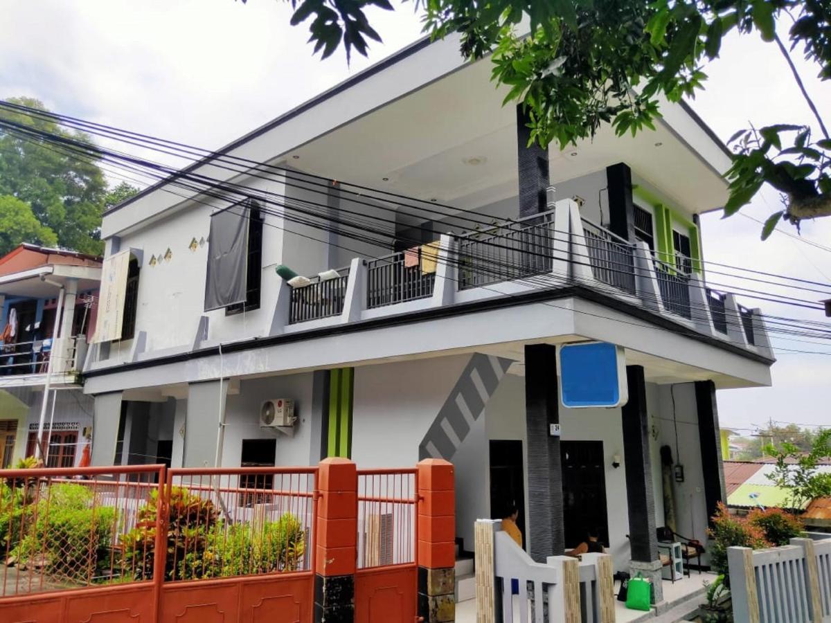 Vaccinated Staff - Oyo 3919 Karmila Syariah Guest House Balikpapan  Exterior foto